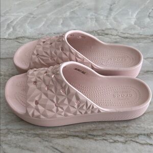 CROCS Light Pink Textured Slide Sandals